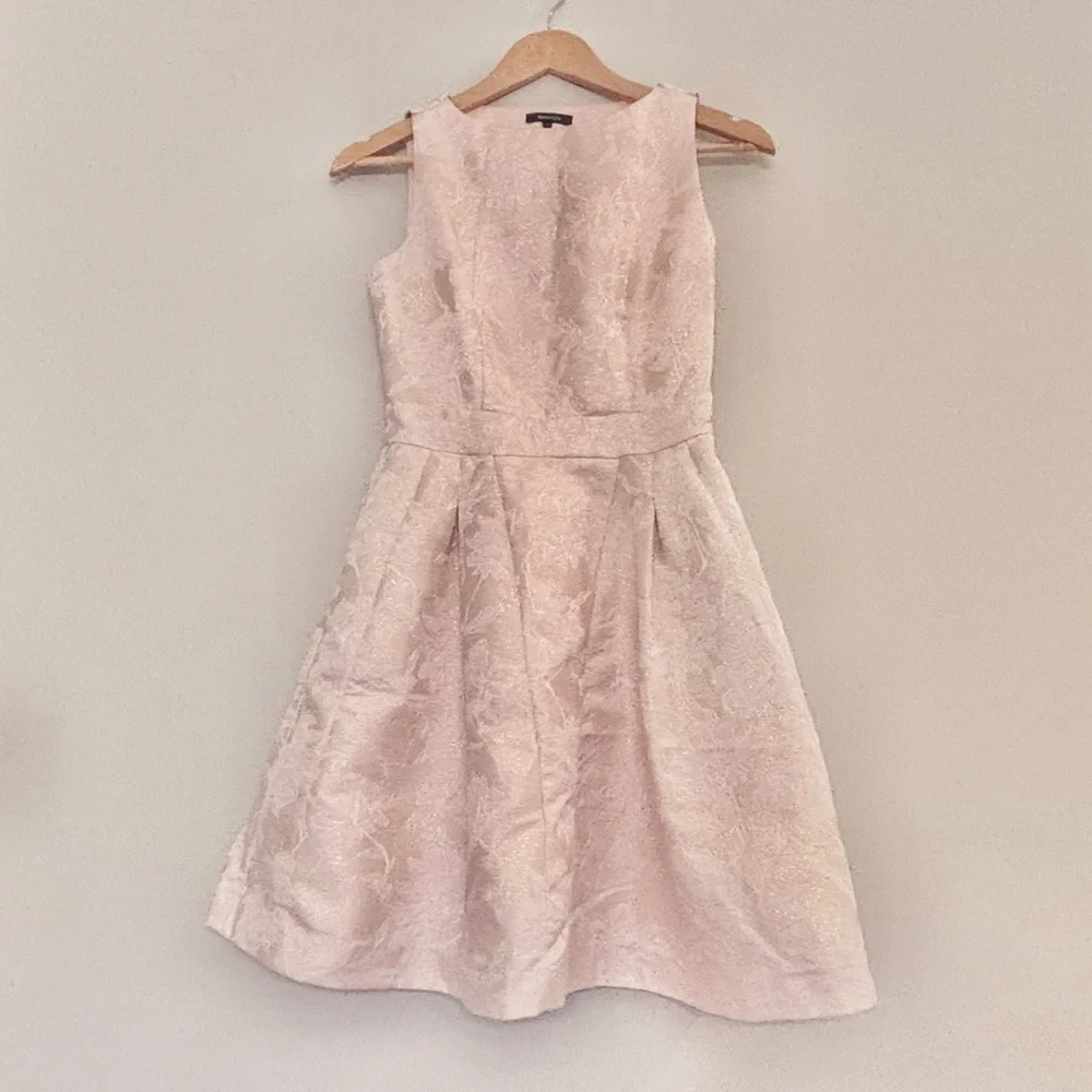 Light Pink Elegant Floral Textured Dress with pockets - Picture 5 of 12